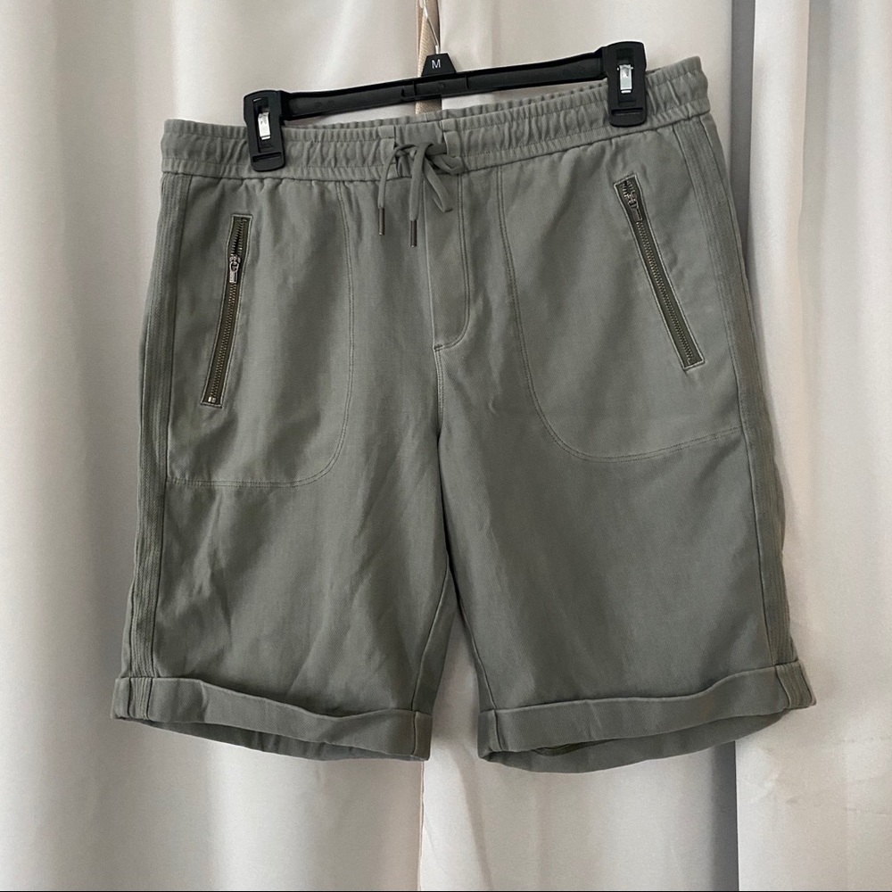 Athleta Farallon Bermuda’s in Olive Green